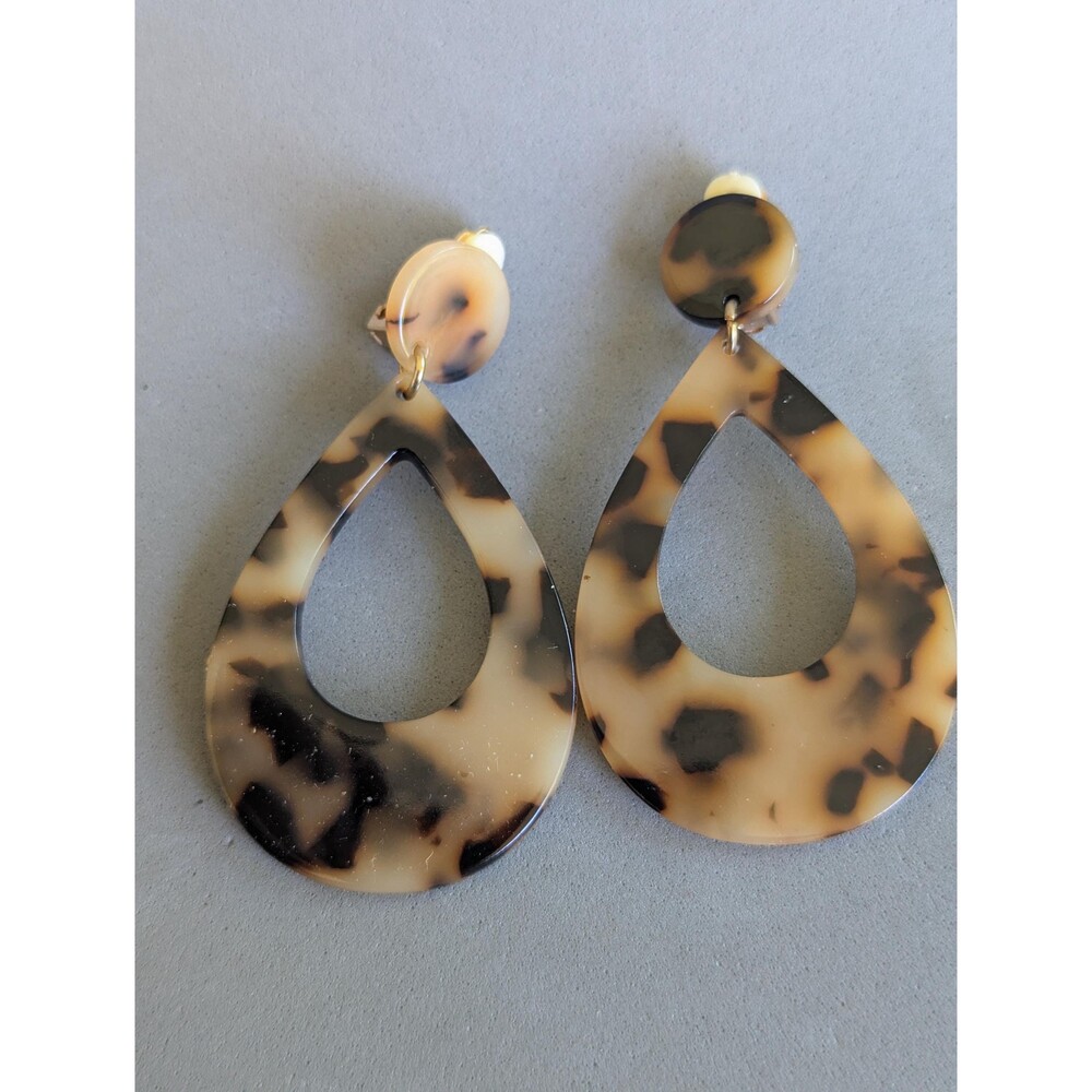 Vintage 1980s Tortoiseshell Lucite Teardrop Dangle Clip On Earrings - Picture 7 of 7